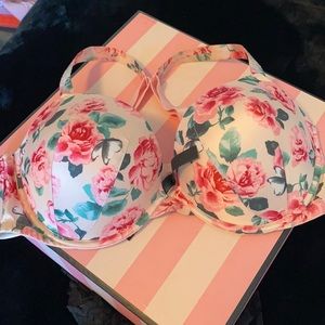 New never worn very sexy push up bra Victoria’s Secret 38D